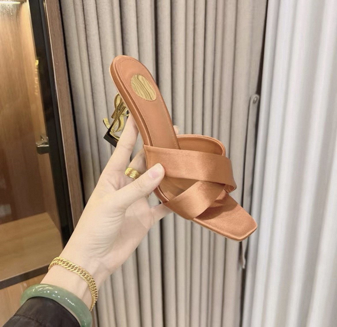 Royal-style metal heel shoe