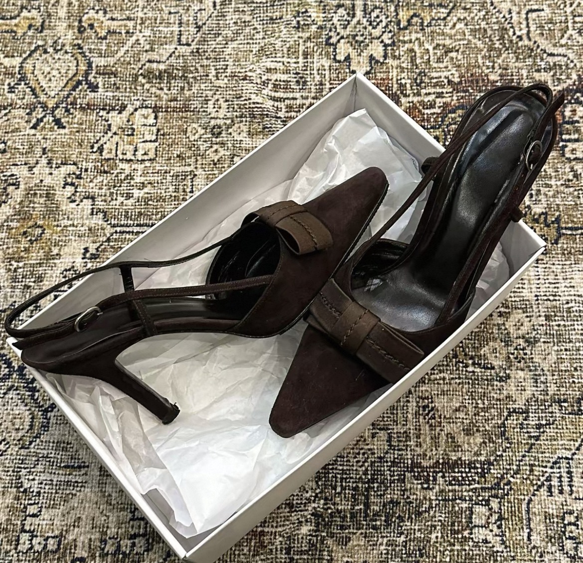 High-heeled pointed toe