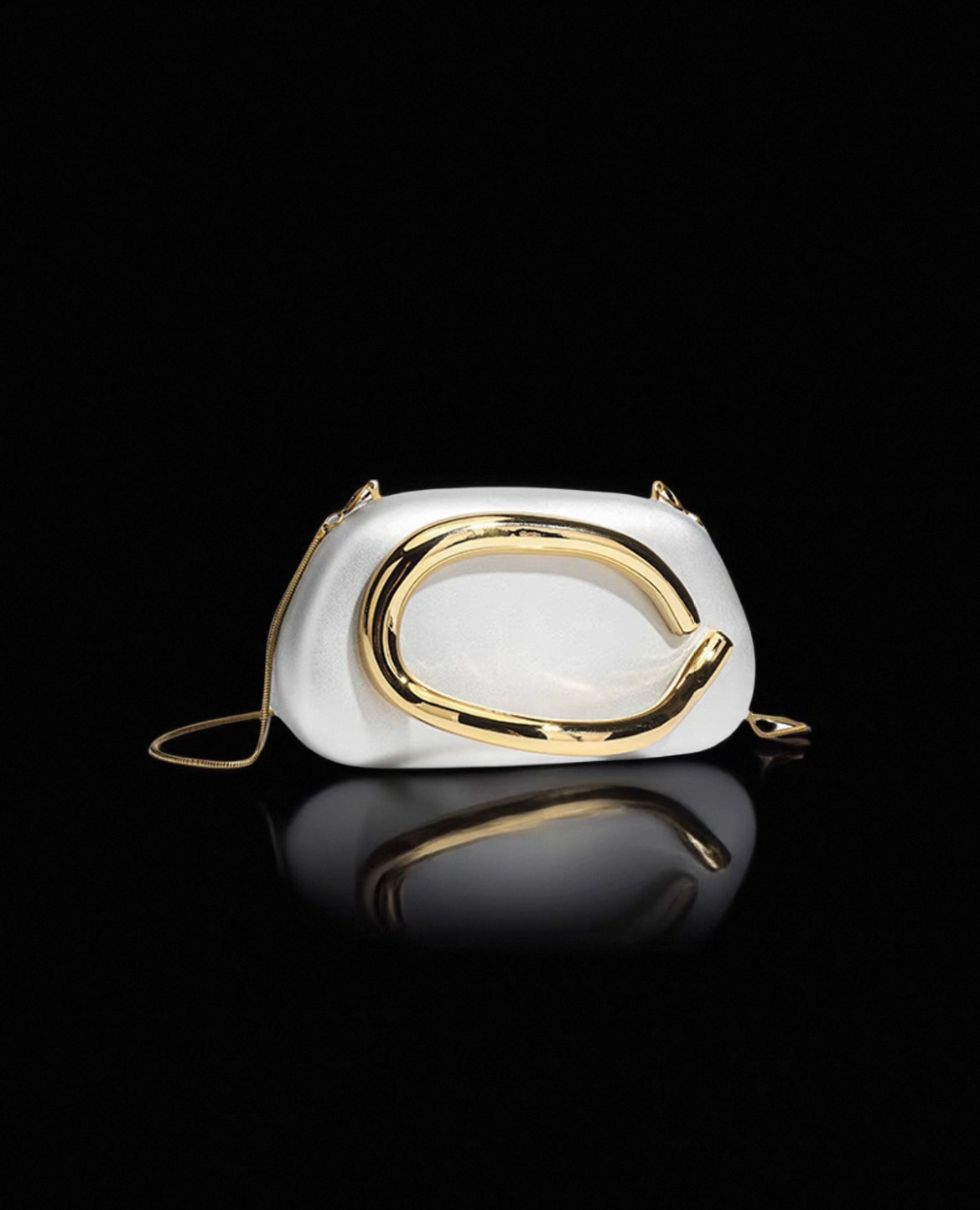Armpit bag with chain