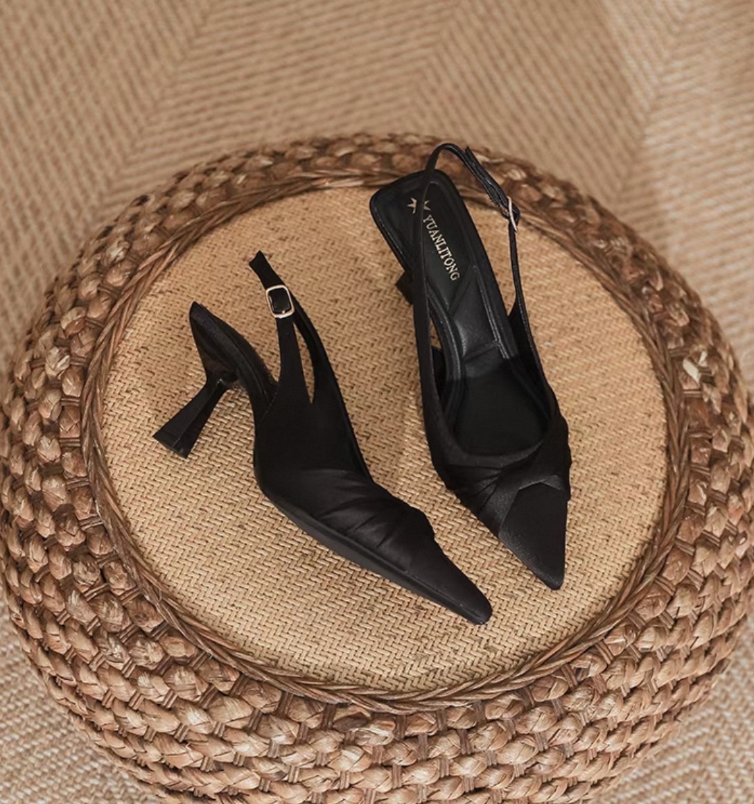 Twisted pointed toe Heel